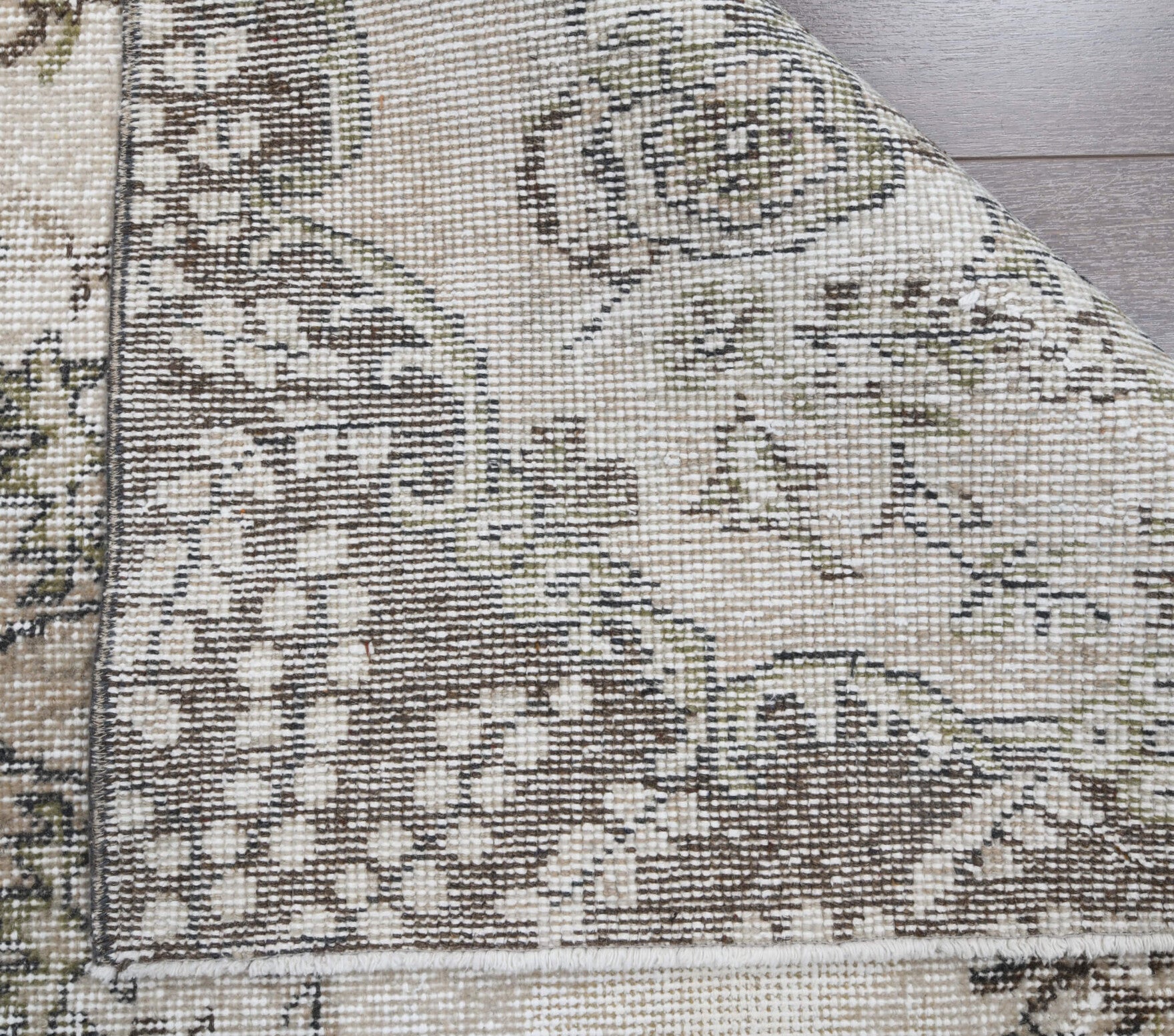 Renginefsan rug: 1970s handmade Anatolian rug with oriental motifs and cotton backing