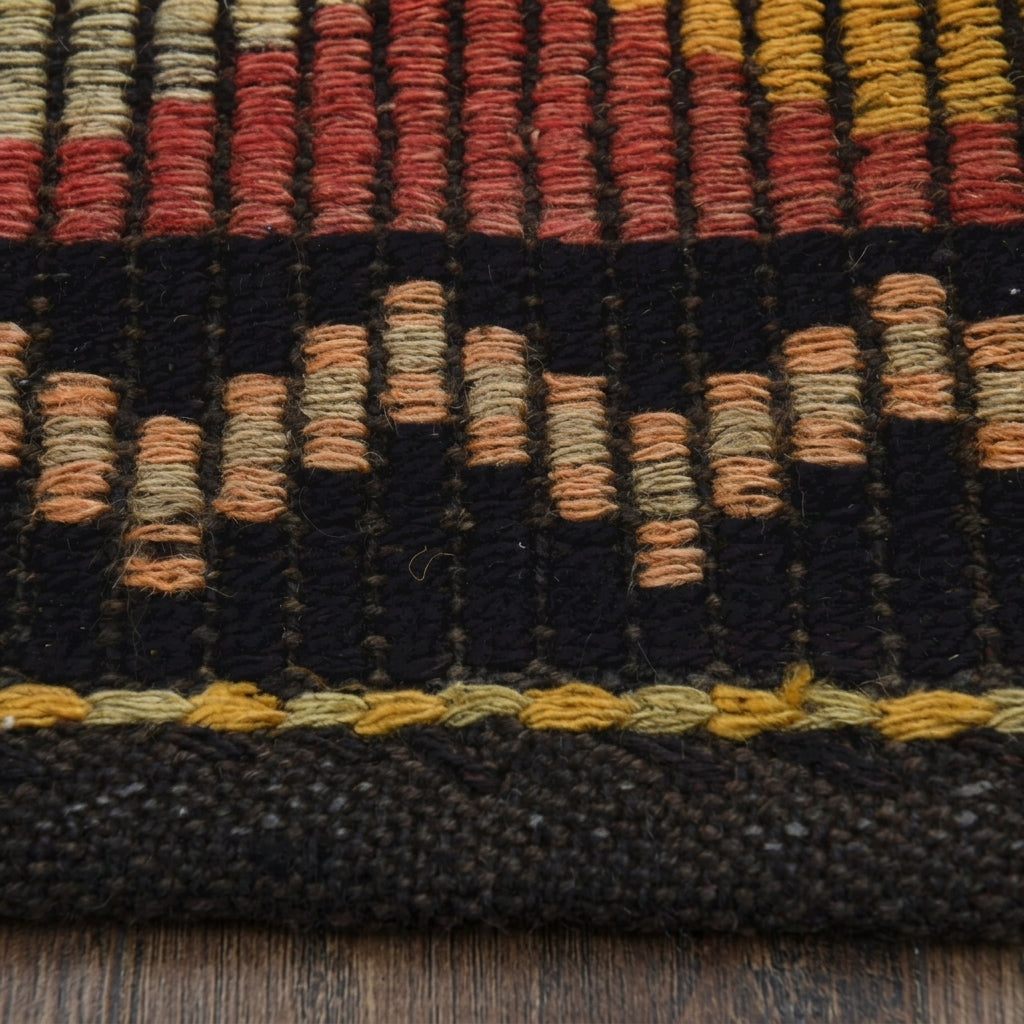 Ikat pattern on the Litopeia vintage kilim rug – handwoven flatweave in Anatolia, Turkey
