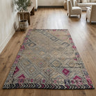 Oriental pattern on the Sunbulsad vintage kilim rug – handwoven flatweave in Anatolia, Turkey