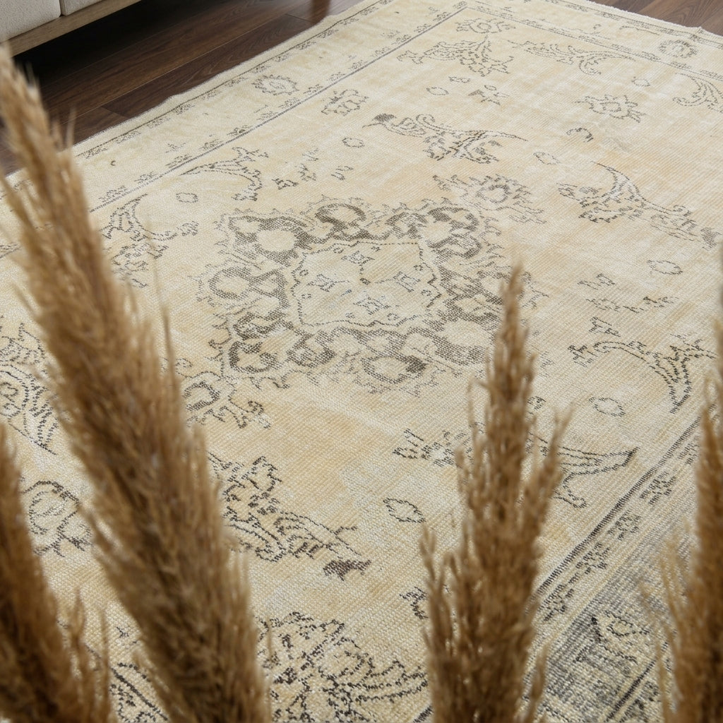 Oriental pattern on the Sosiphaessa antique washed vintage area rug – handmade in Anatolia, Turkey