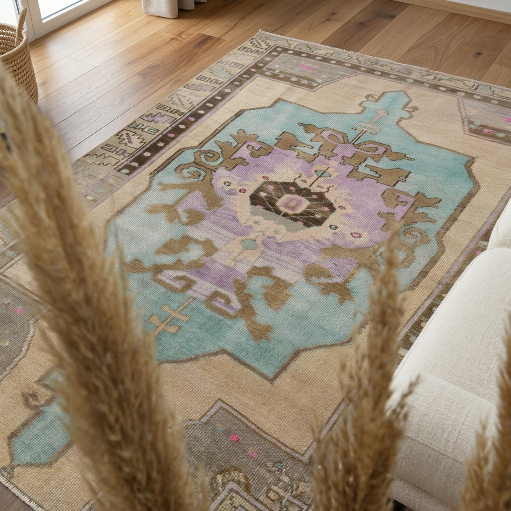 Oriental pattern on the Sosidora vintage area rug – handmade in Anatolia, Turkey
