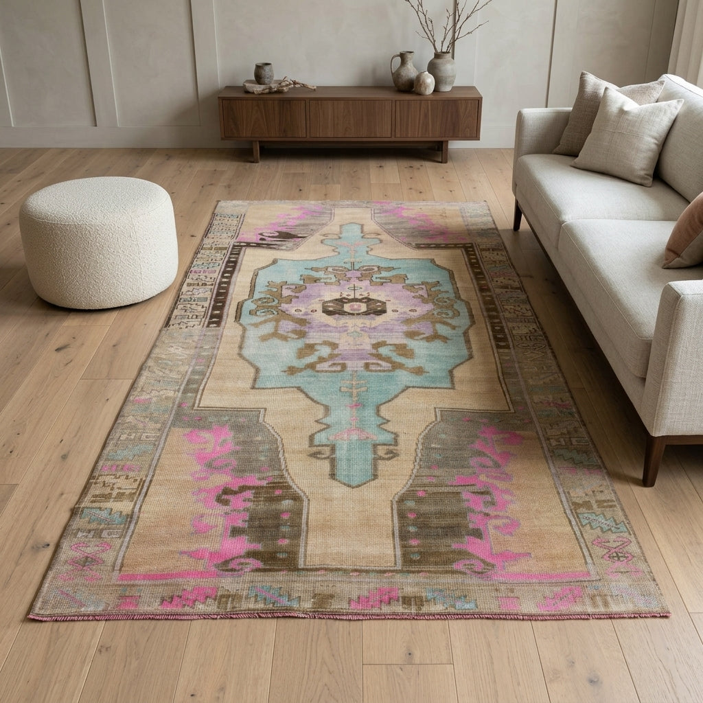 Oriental pattern on the Sosidora vintage area rug – handmade in Anatolia, Turkey