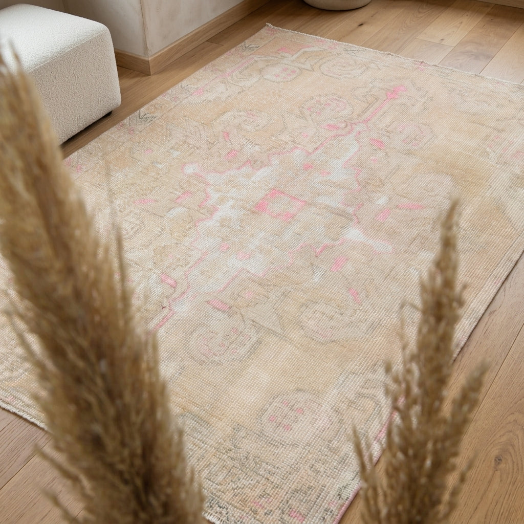 Oriental pattern on the Ebruter vintage area rug – handmade in Anatolia, Turkey