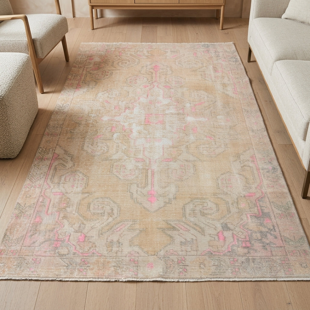 Oriental pattern on the Ebruter vintage area rug – handmade in Anatolia, Turkey