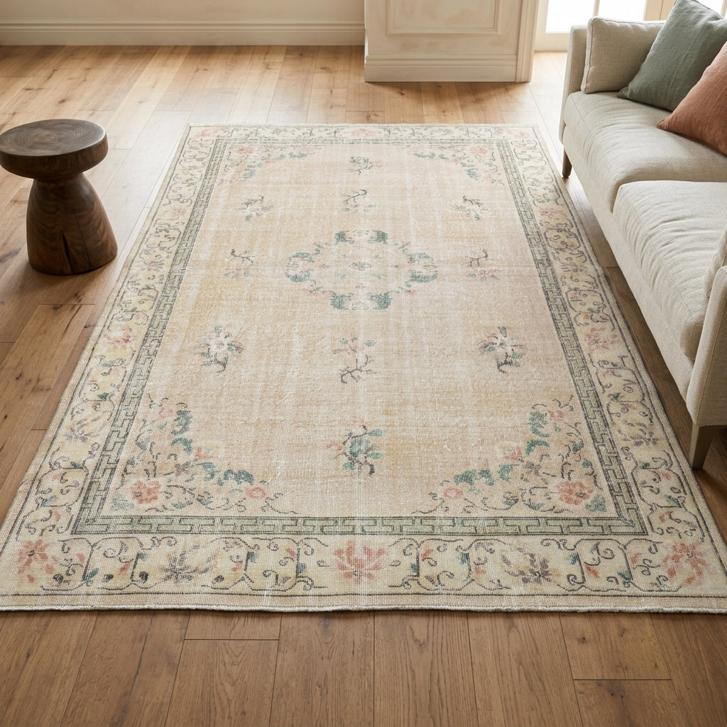 Oriental pattern on the Karanfilkusa vintage area rug – handmade in Anatolia, Turkey