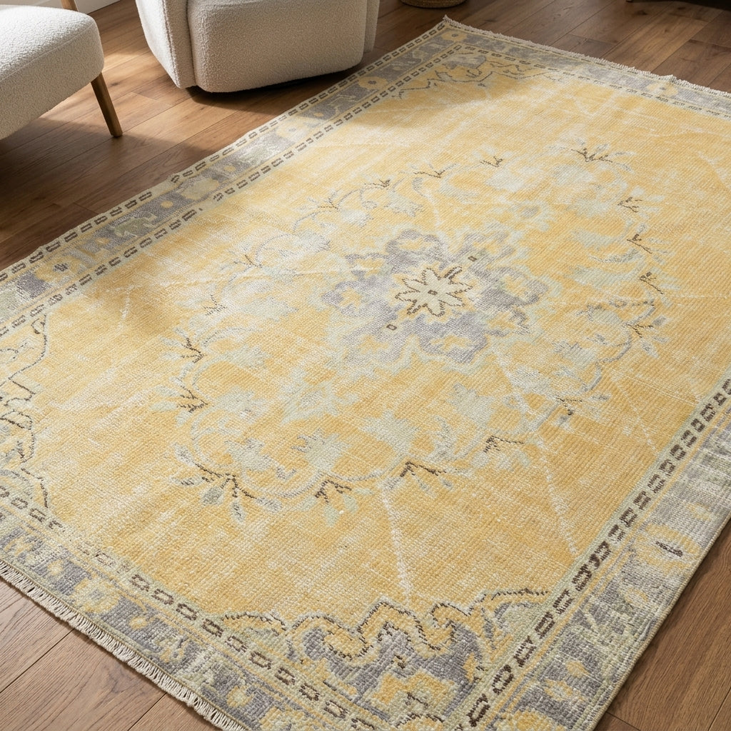 Oriental pattern on the Gumusnaz 1960's vintage area rug – handmade in Anatolia, Turkey
