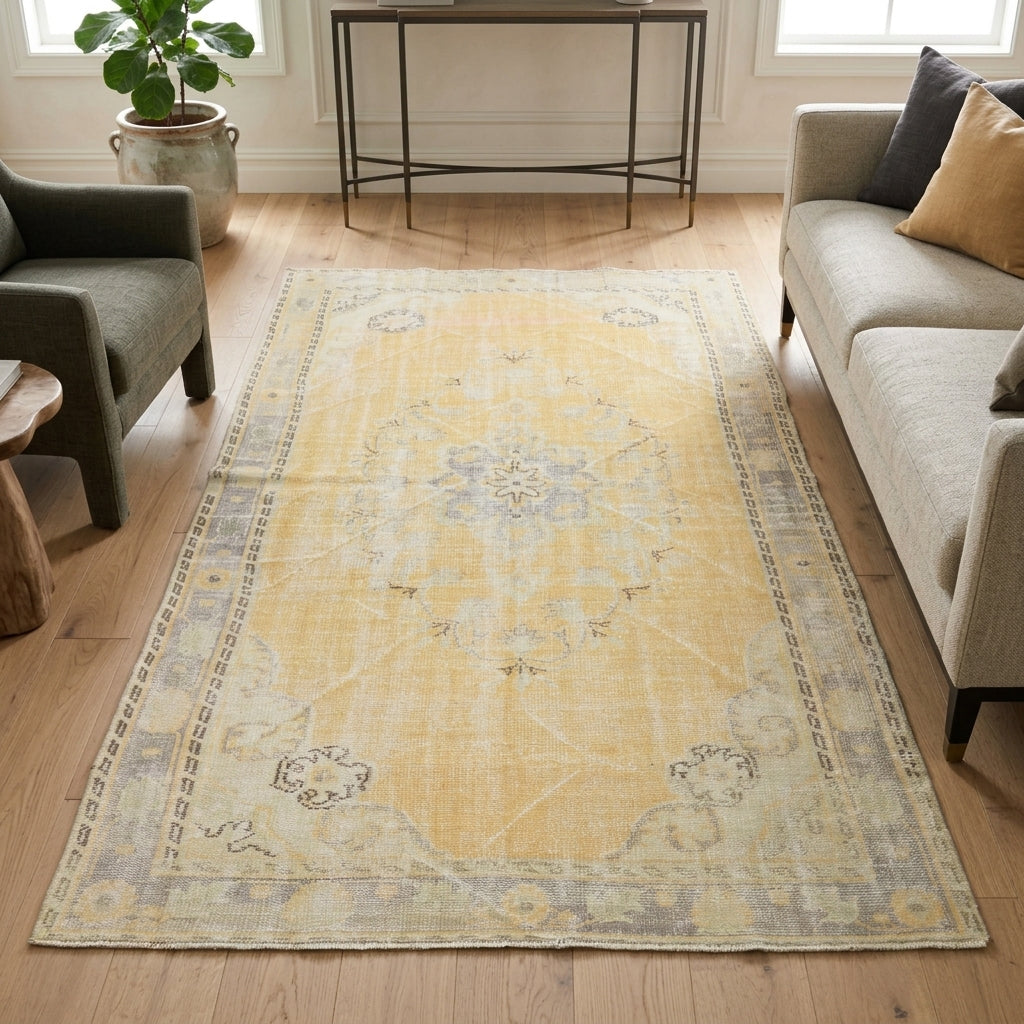 Oriental pattern on the Gumusnaz 1960's vintage area rug – handmade in Anatolia, Turkey