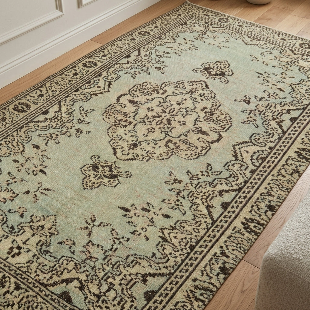 Oriental pattern on the Toprakcihan Mystic vintage area rug – handmade in Anatolia, Turkey