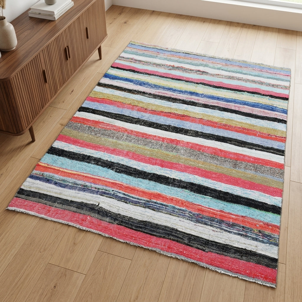 Oriental pattern on the Thalonike vintage kilim rug – handwoven flatweave in Anatolia, Turkey