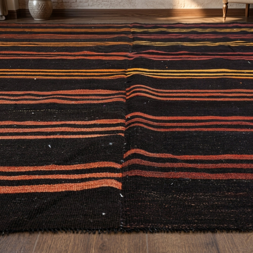 Striped pattern on the Delphimorphe vintage kilim rug – handwoven flatweave in Anatolia, Turkey