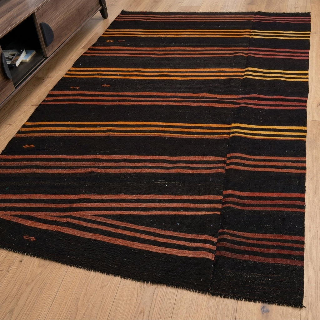 Striped pattern on the Delphimorphe vintage kilim rug – handwoven flatweave in Anatolia, Turkey