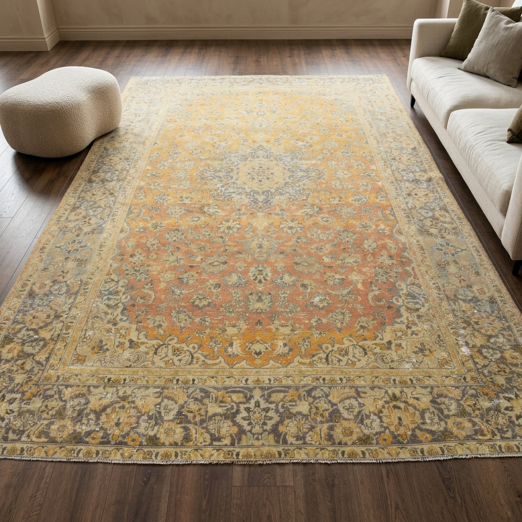 Oriental pattern on the Pervaisik vintage area rug – handmade in the Persian region