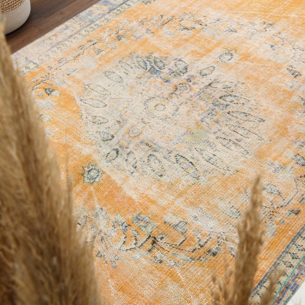Oriental pattern on the Glaucorhoda vintage area rug – handmade in Anatolia, Turkey