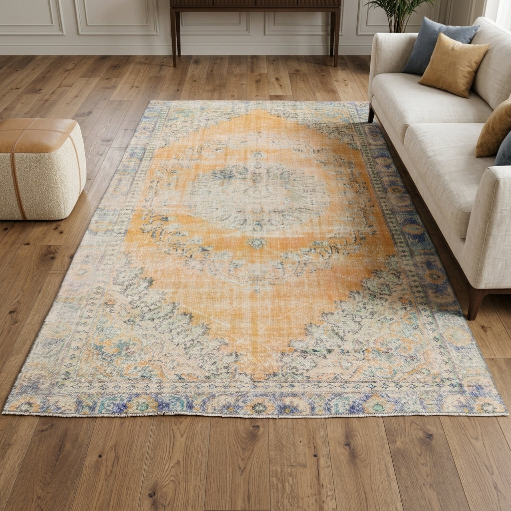 Oriental pattern on the Glaucorhoda vintage area rug – handmade in Anatolia, Turkey