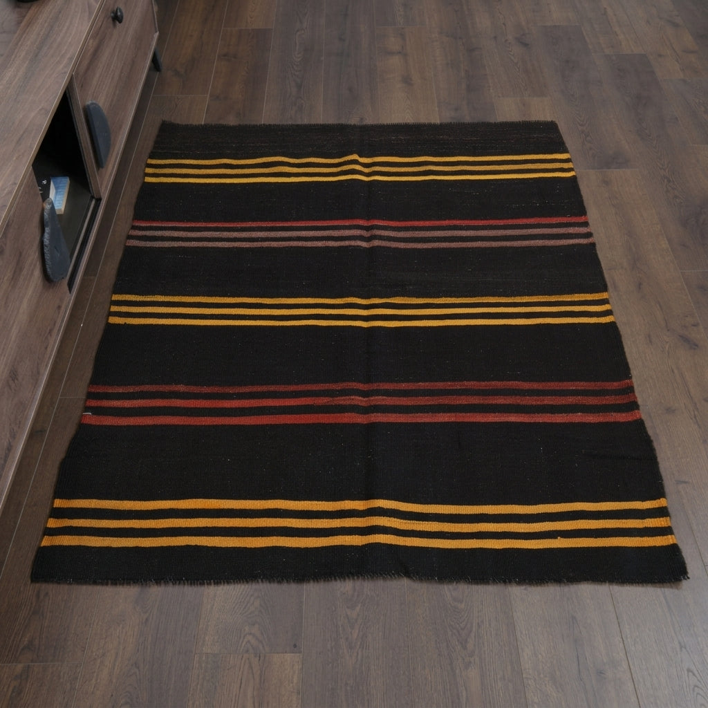 Oriental pattern on the Thalassodike vintage kilim rug – handwoven flatweave in Anatolia, Turkey
