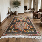 Oriental pattern on the Altinperi vintage kilim rug – handwoven flatweave in Anatolia, Turkey