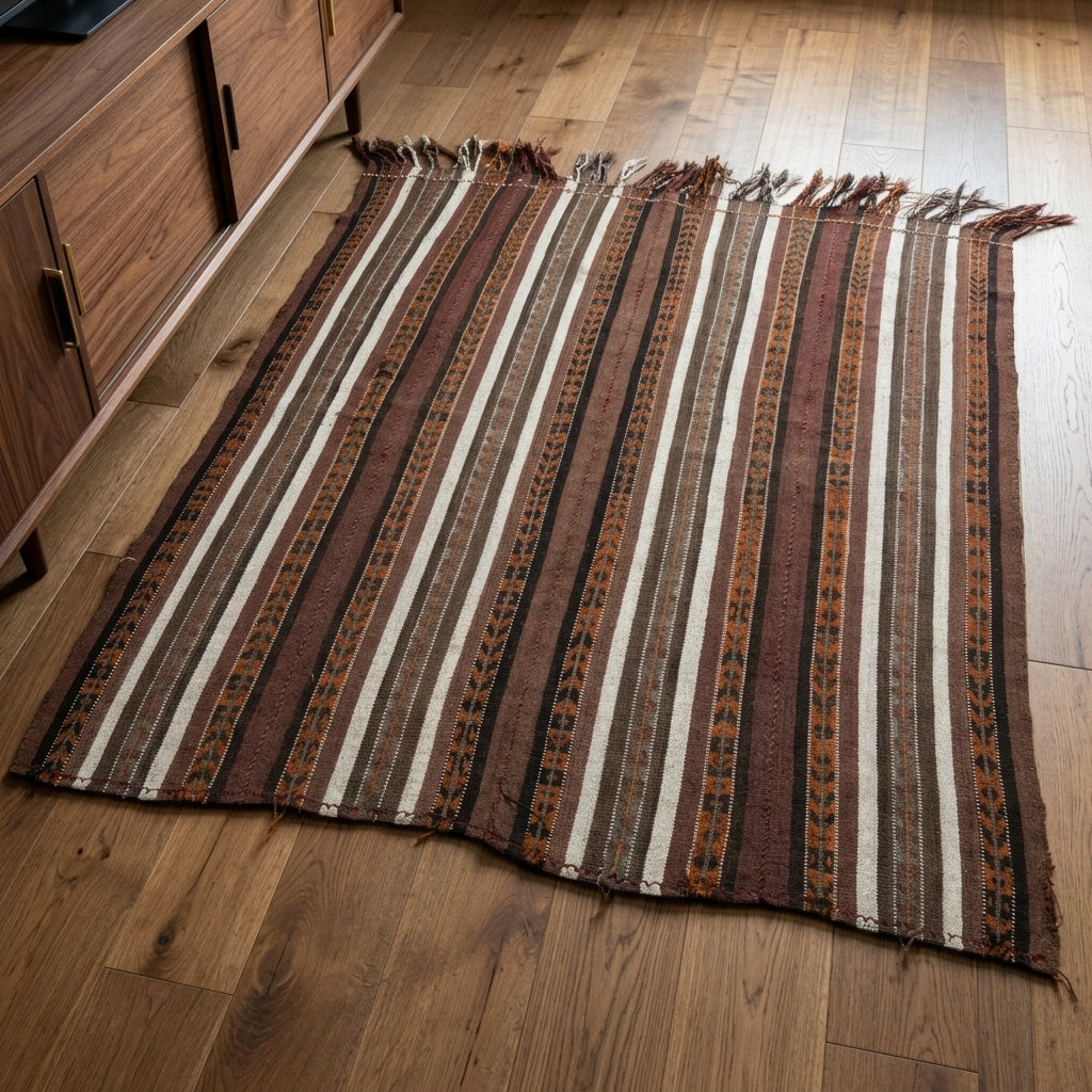 Oriental pattern on the Vefabahce vintage kilim rug – handwoven flatweave in Anatolia, Turkey
