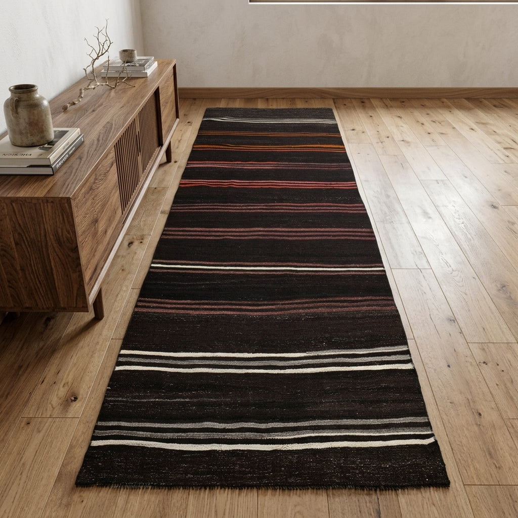 Oriental pattern on the Sadberknur vintage kilim runner rug – handwoven flatweave in Anatolia, Turkey