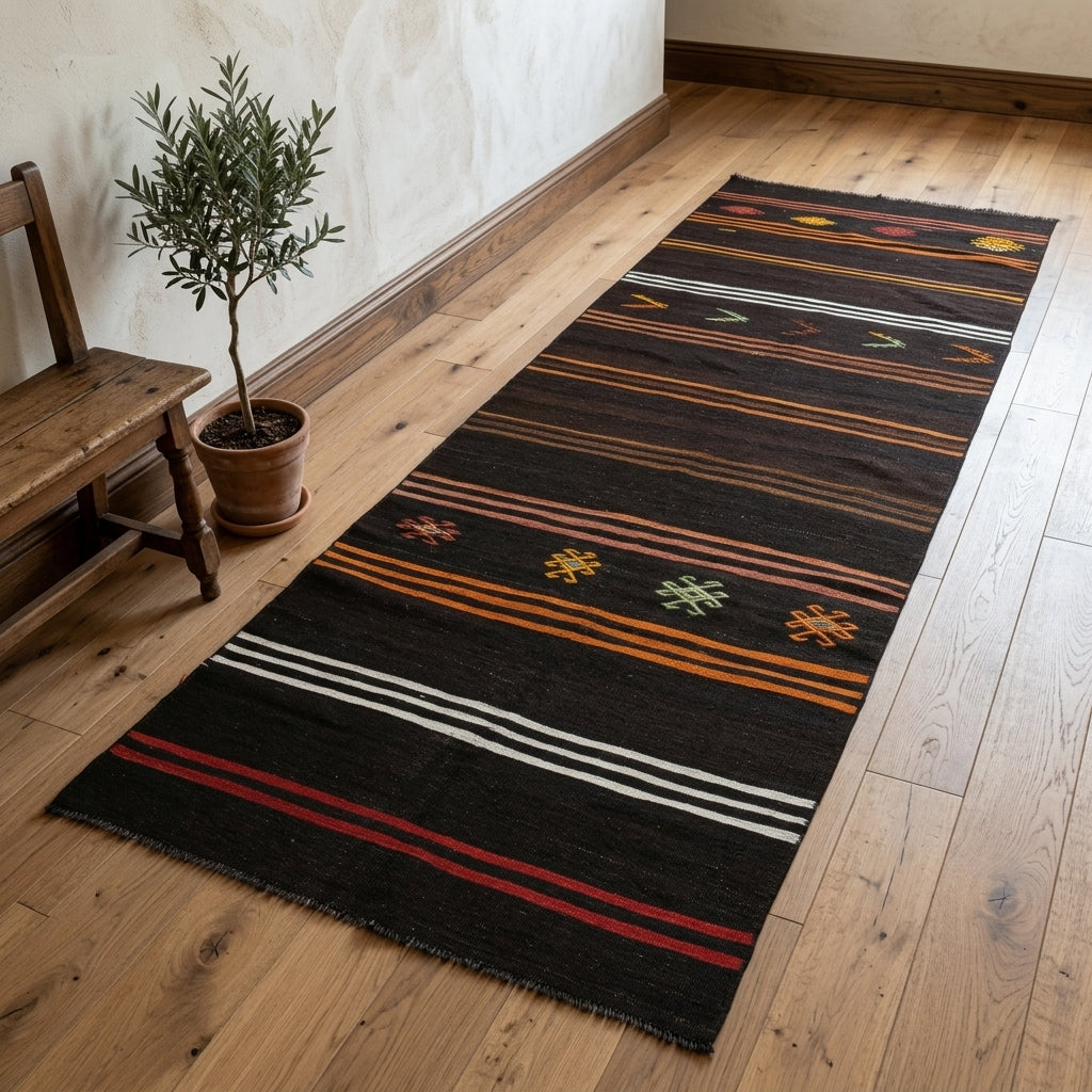 Oriental pattern on the Ruyaperver vintage kilim runner rug – handwoven flatweave in Anatolia, Turkey