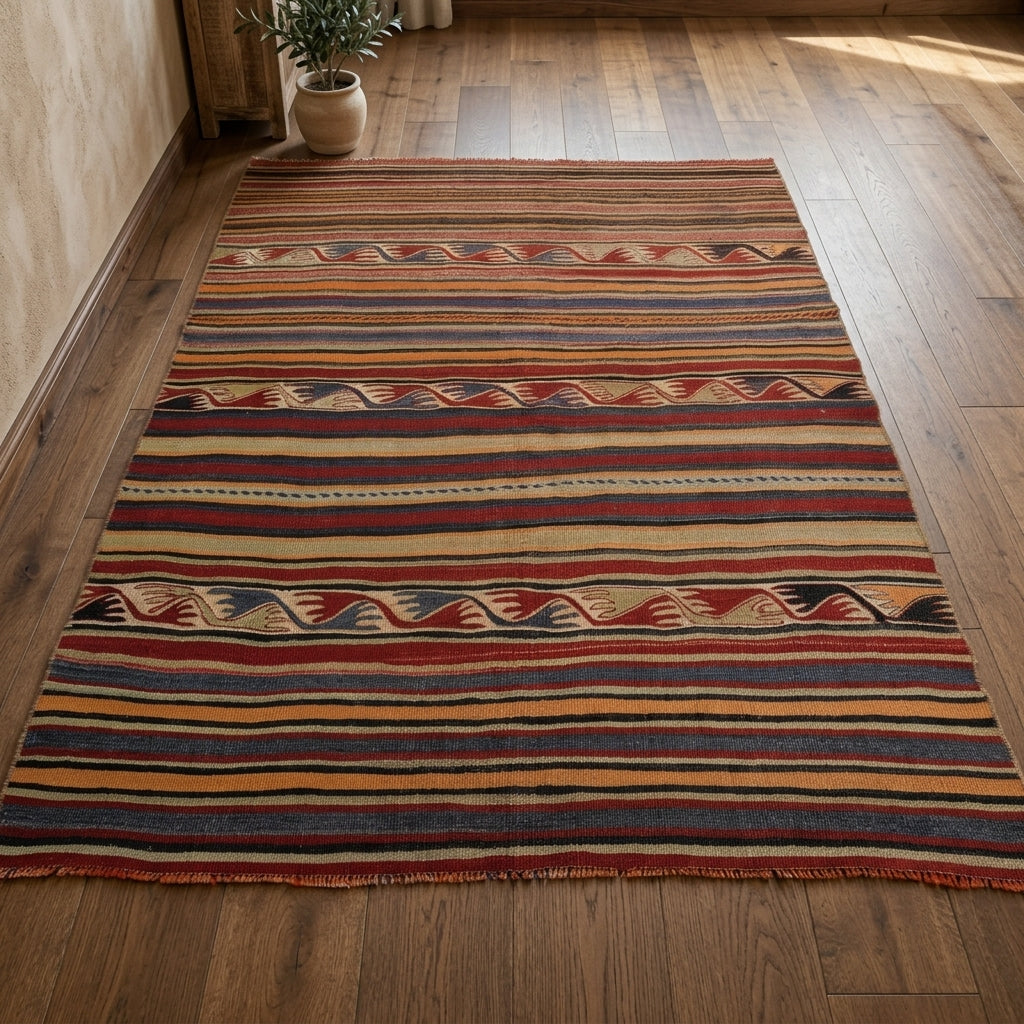 Oriental pattern on the Stenomira vintage kilim rug – handwoven flatweave in Anatolia, Turkey