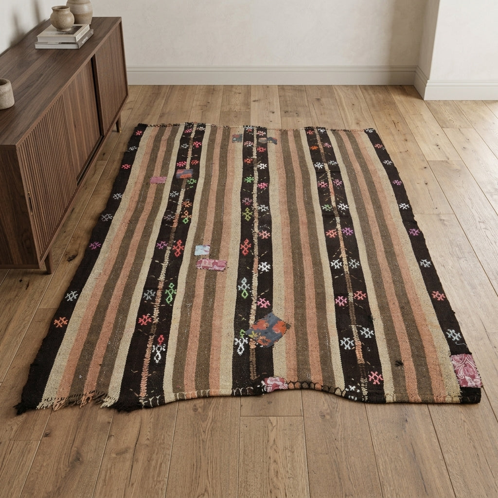 Oriental pattern on the Vahide vintage kilim rug – handwoven flatweave in Anatolia, Turkey