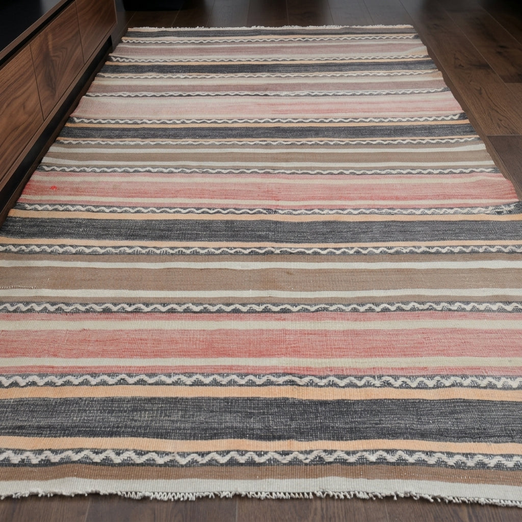 Oriental pattern on the Tarabyar vintage kilim rug – handwoven flatweave in Anatolia, Turkey