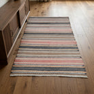 Oriental pattern on the Tarabyar vintage kilim rug – handwoven flatweave in Anatolia, Turkey