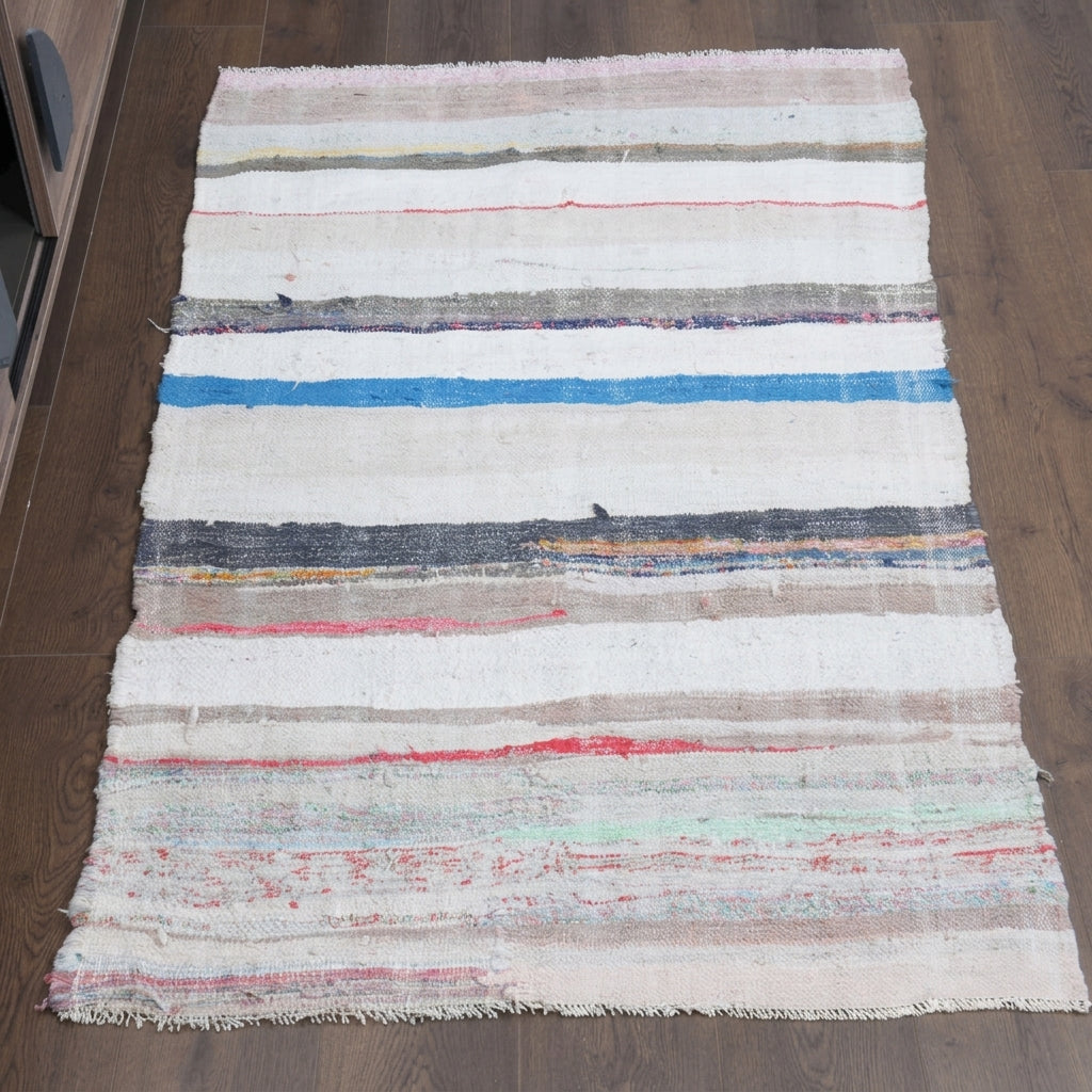 Oriental pattern on the Serinruh vintage kilim rug – handwoven flatweave in Anatolia, Turkey