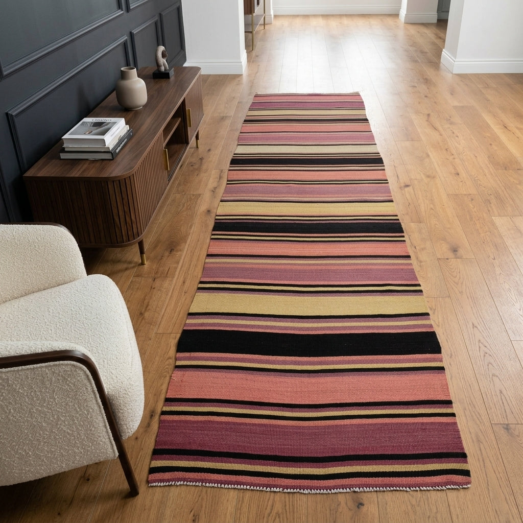 Oriental pattern on the Sabahkusa vintage kilim runner rug – handwoven flatweave in Anatolia, Turkey
