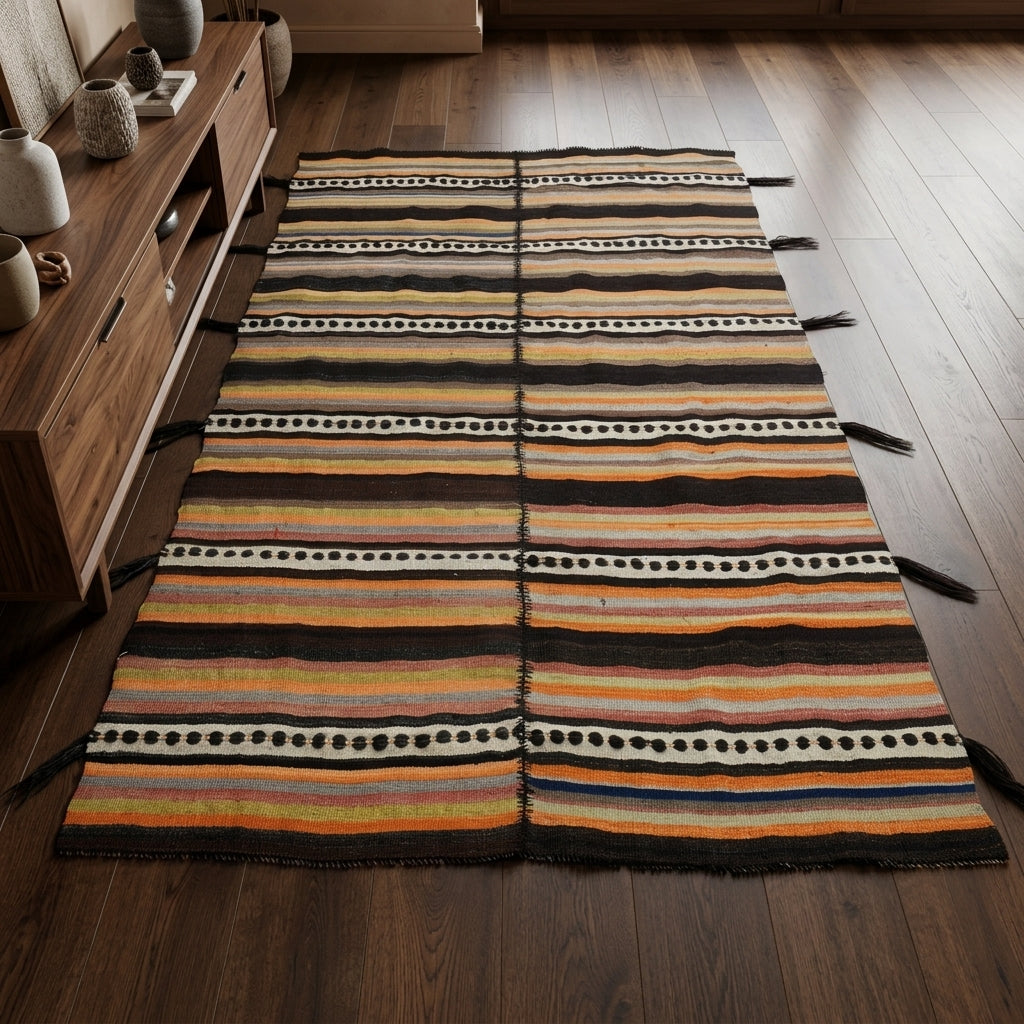 Oriental pattern on the Tuncgul vintage kilim rug – handwoven flatweave in Anatolia, Turkey