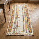 Oriental pattern on the Sevgigun vintage kilim runner rug – handwoven flatweave in Anatolia, Turkey