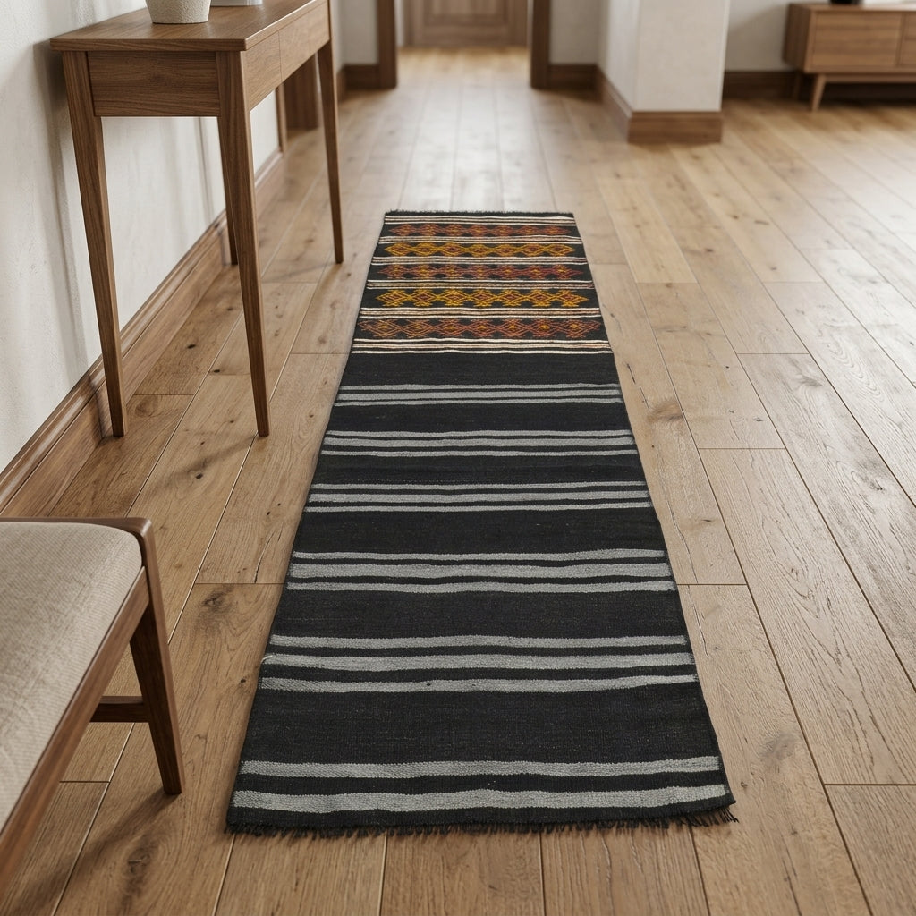 Oriental pattern on the Renginpezir vintage kilim runner rug – handwoven flatweave in Anatolia, Turkey