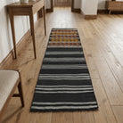 Oriental pattern on the Renginpezir vintage kilim runner rug – handwoven flatweave in Anatolia, Turkey