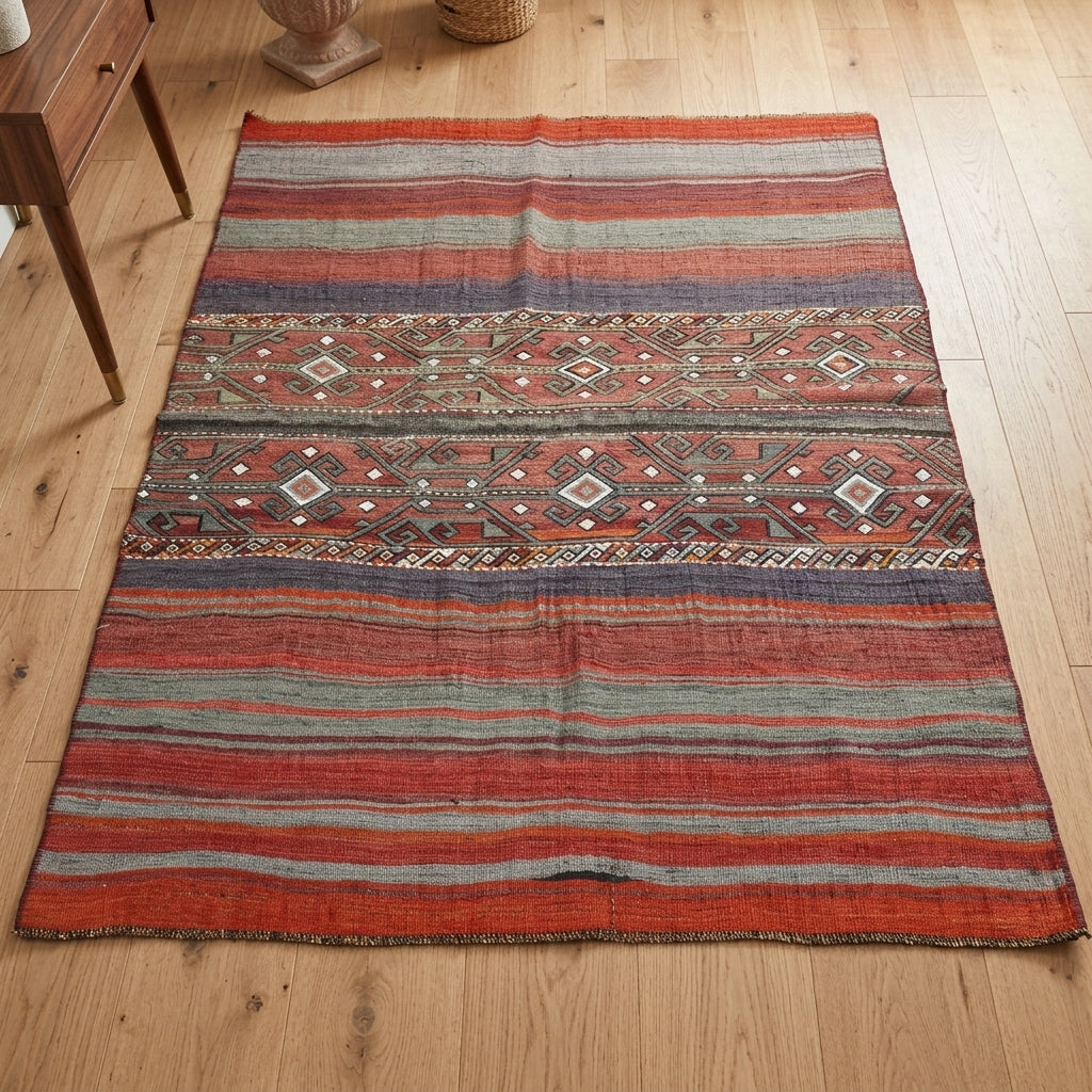Oriental pattern on the Solmaz vintage kilim rug – handwoven flatweave in Anatolia, Turkey