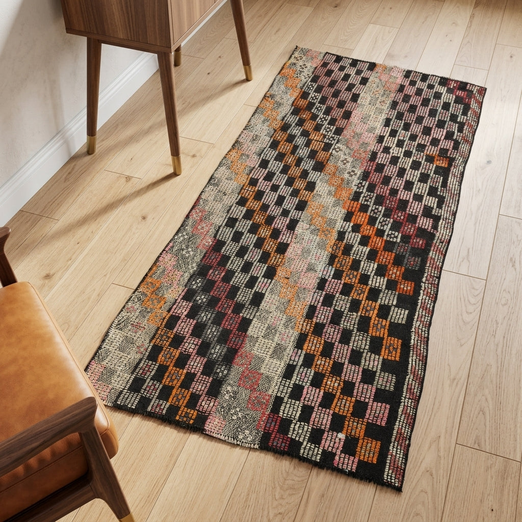 Oriental pattern on the Smaragdogena vintage kilim rug – handwoven flatweave in Anatolia, Turkey