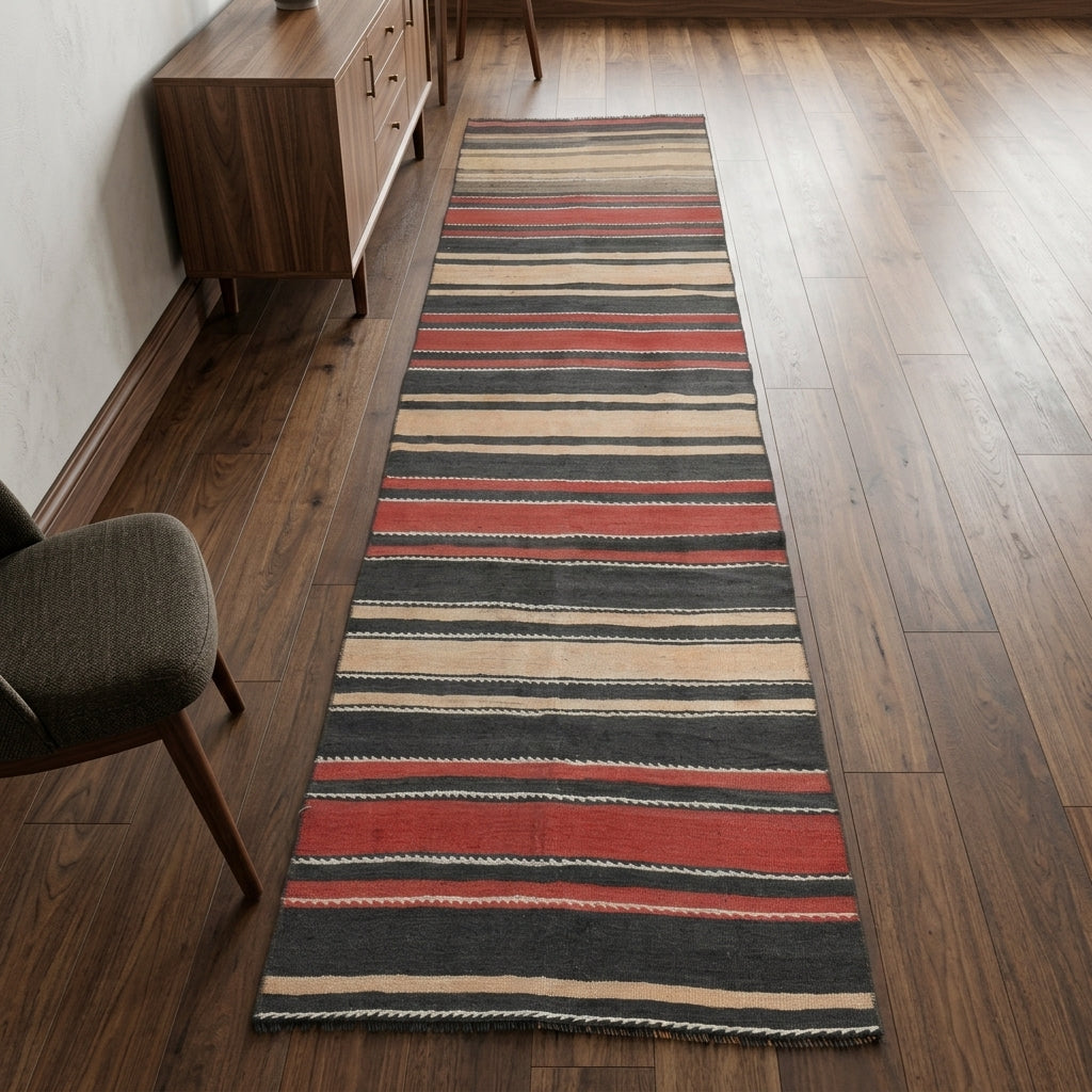 Oriental pattern on the Ravza vintage kilim runner rug – handwoven flatweave in Anatolia, Turkey