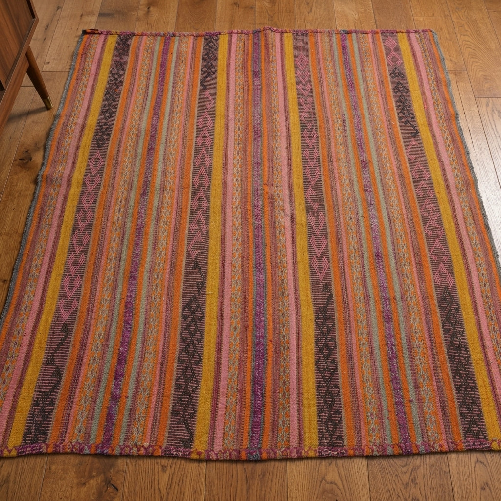 Oriental pattern on the Sirinsima vintage kilim rug – handwoven flatweave in Anatolia, Turkey