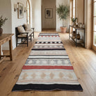 Striped pattern on the Kumrubahar vintage kilim runner rug – handwoven flatweave in Anatolia, Turkey