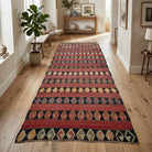 Geometric pattern on the Kosemnur vintage kilim runner rug – handwoven flatweave in Anatolia, Turkey