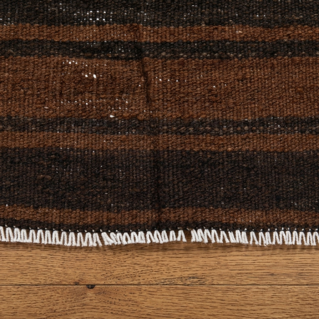 Striped pattern on the Adasever vintage kilim rug – handwoven flatweave in Anatolia, Turkey