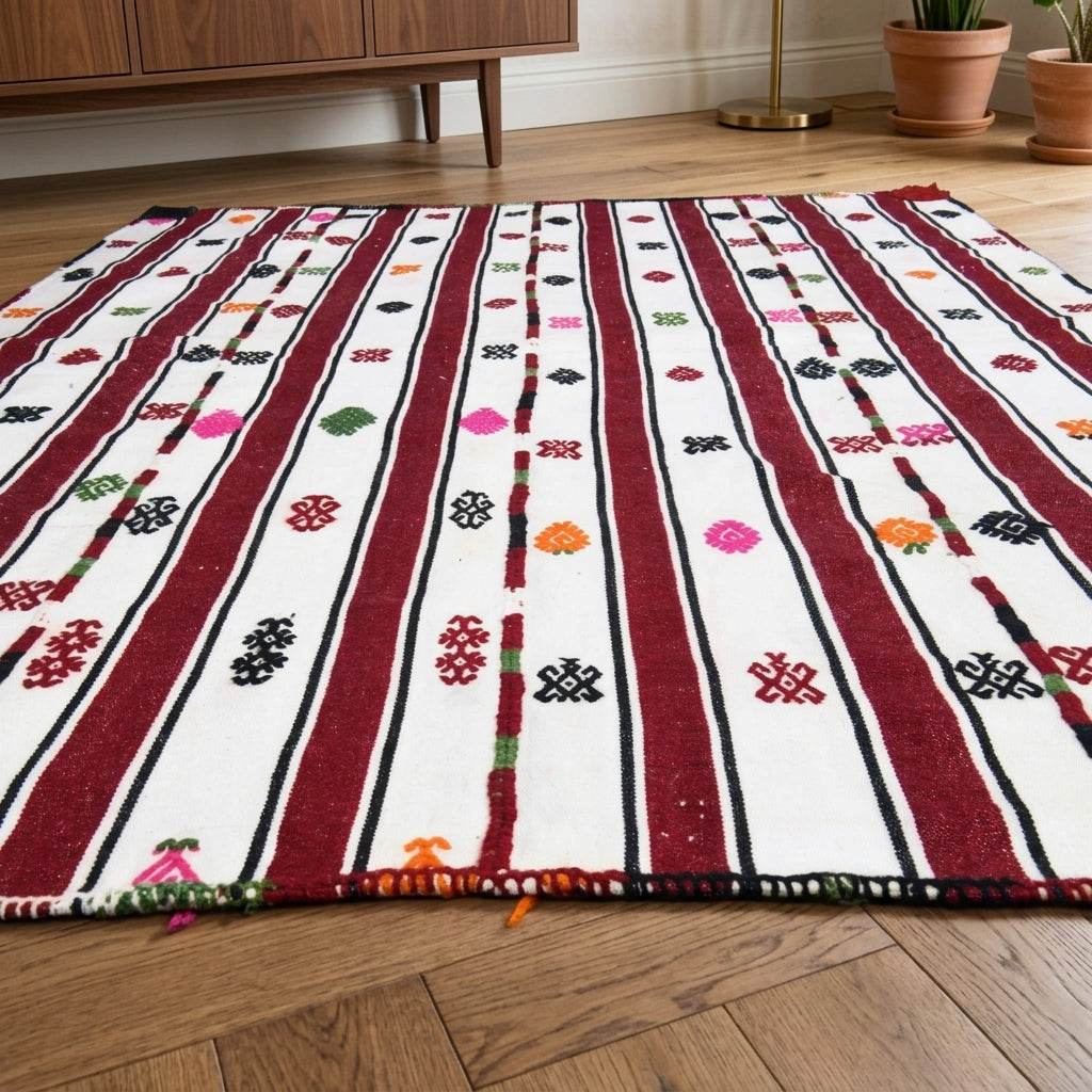 Oriental pattern on the Simdil vintage kilim rug – handwoven flatweave in Anatolia, Turkey