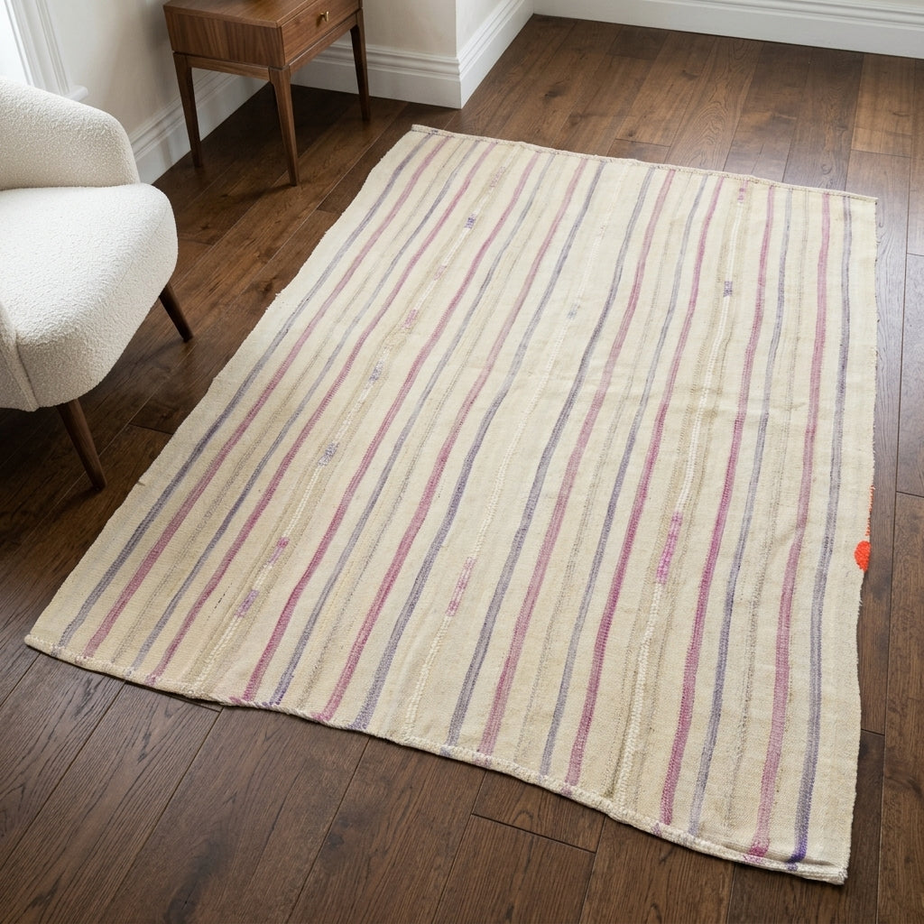 Oriental pattern on the Thisbe vintage kilim rug – handwoven flatweave in Anatolia, Turkey