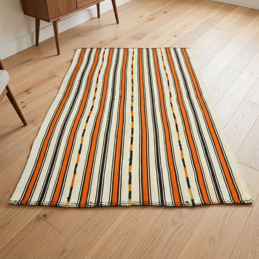 Striped pattern on the Theonassa vintage kilim rug – handwoven flatweave in Anatolia, Turkey