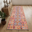 Oriental pattern on the Pervaumut vintage kilim runner rug – handwoven flatweave in Anatolia, Turkey