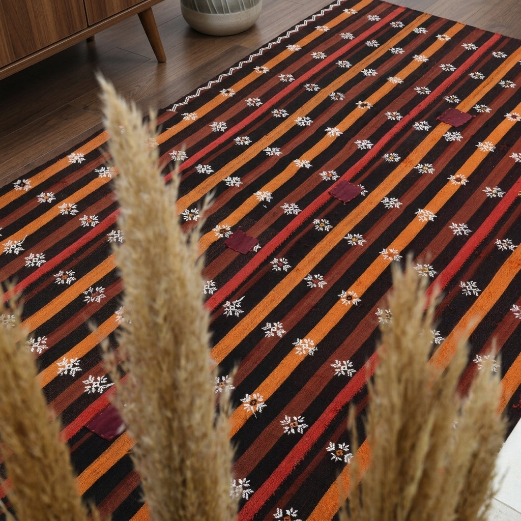 Ikat pattern on the Timodora vintage kilim rug – handwoven flatweave in Anatolia, Turkey