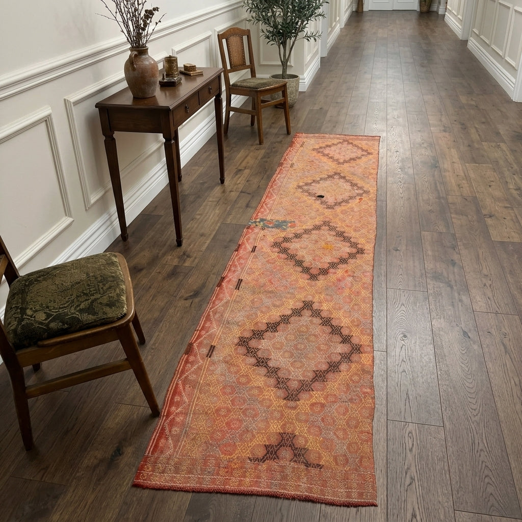 Oriental pattern on the Melitomelpe vintage kilim runner rug – handwoven flatweave in Anatolia, Turkey