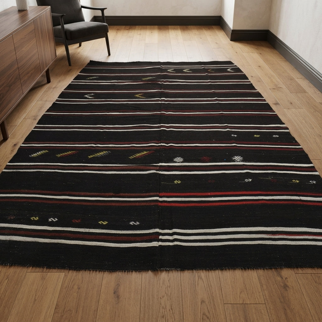 Striped pattern on the Zambaksel vintage kilim rug – handwoven flatweave in Anatolia, Turkey