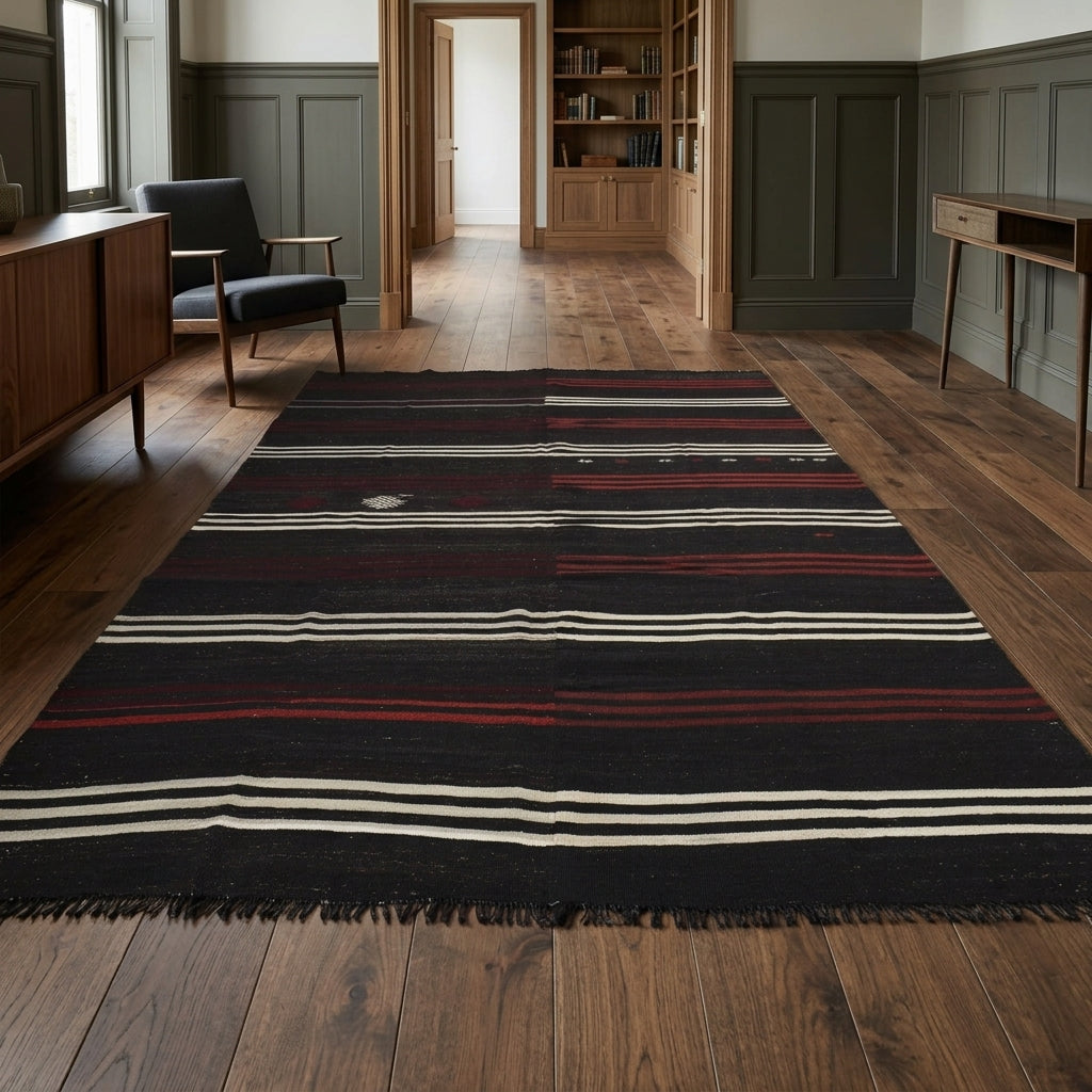 Striped pattern on the Yildizsel vintage kilim rug – handwoven flatweave in Anatolia, Turkey