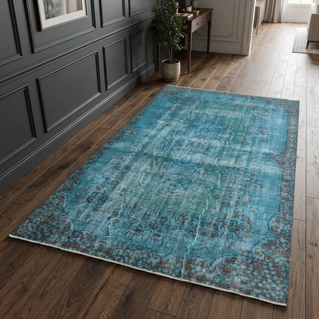 Oriental pattern on the Fundasever vintage area rug – handmade in Anatolia, Turkey
