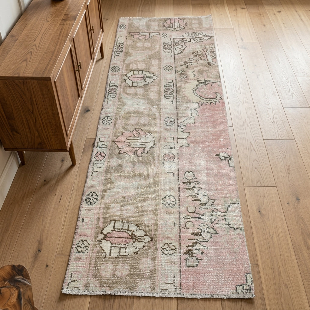 Oriental pattern on the Silanisin vintage area rug – handmade in Anatolia, Turkey